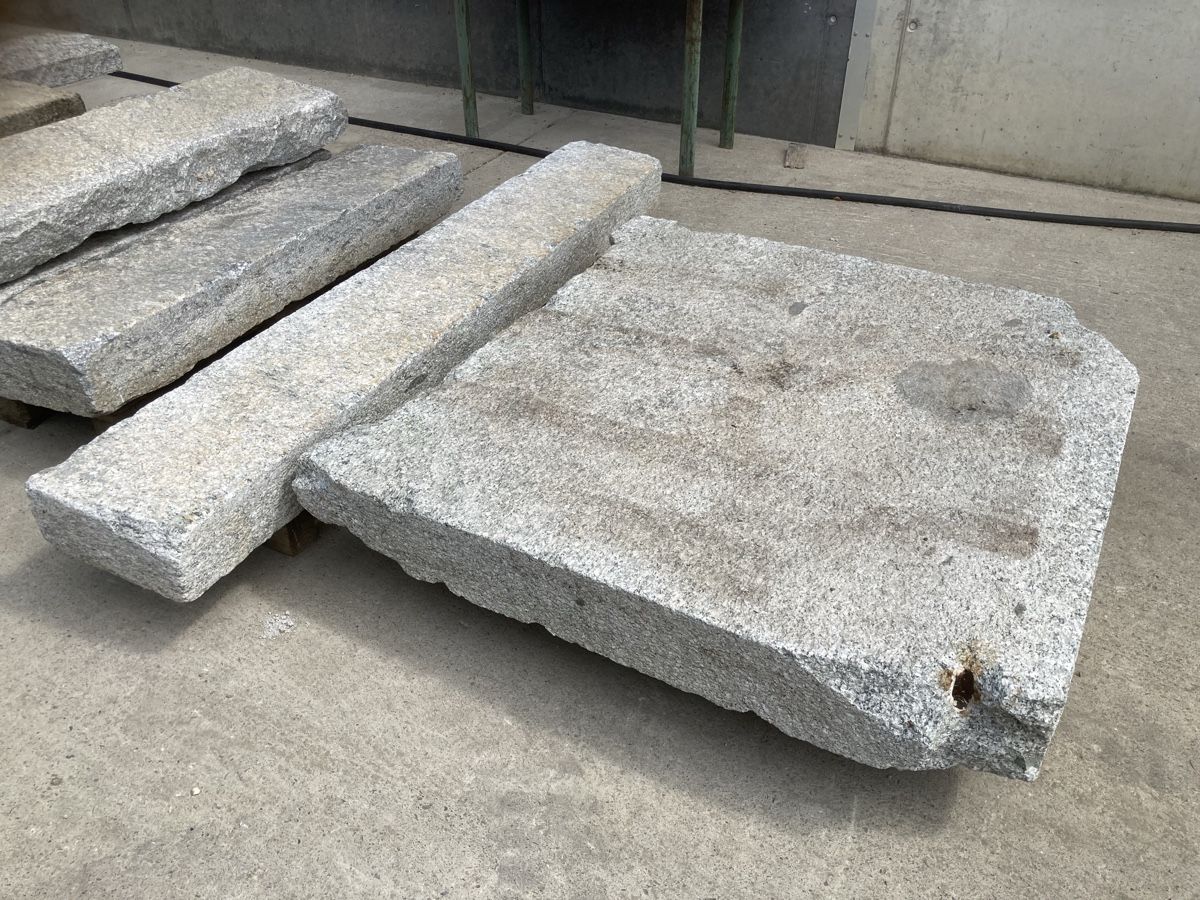 Pietre & tegole: Div Granit Fundament /treppentritte – Usato da Uerkheim venduto da Dealer-4813 3