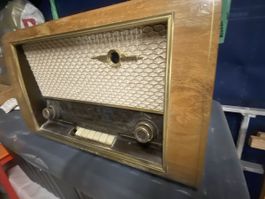 Radio-Möbelstück Holz Röhrenradio antiker Zustand