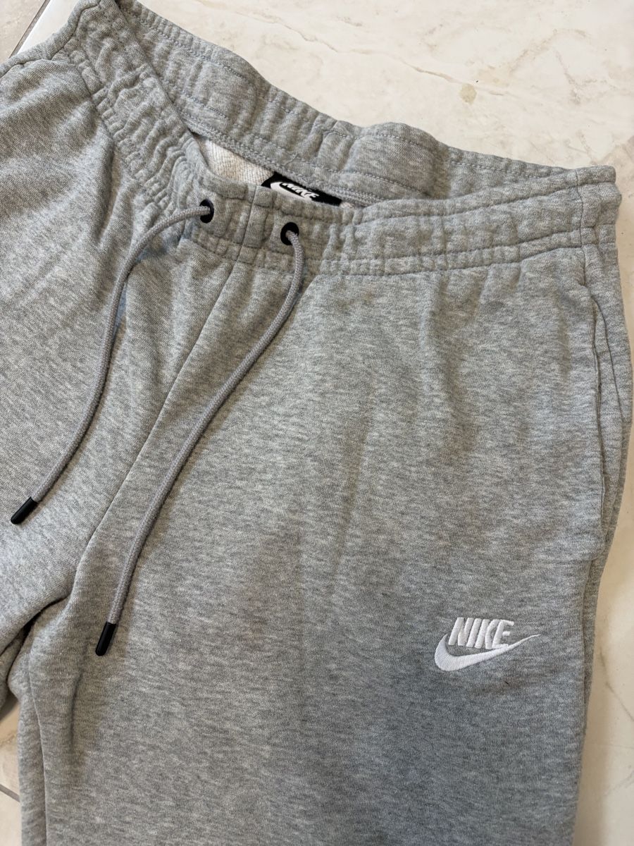 Nike Hosen: Nike Trainerhose Hellgrau – Gebraucht aus Bronschhofen von elvis75. 1