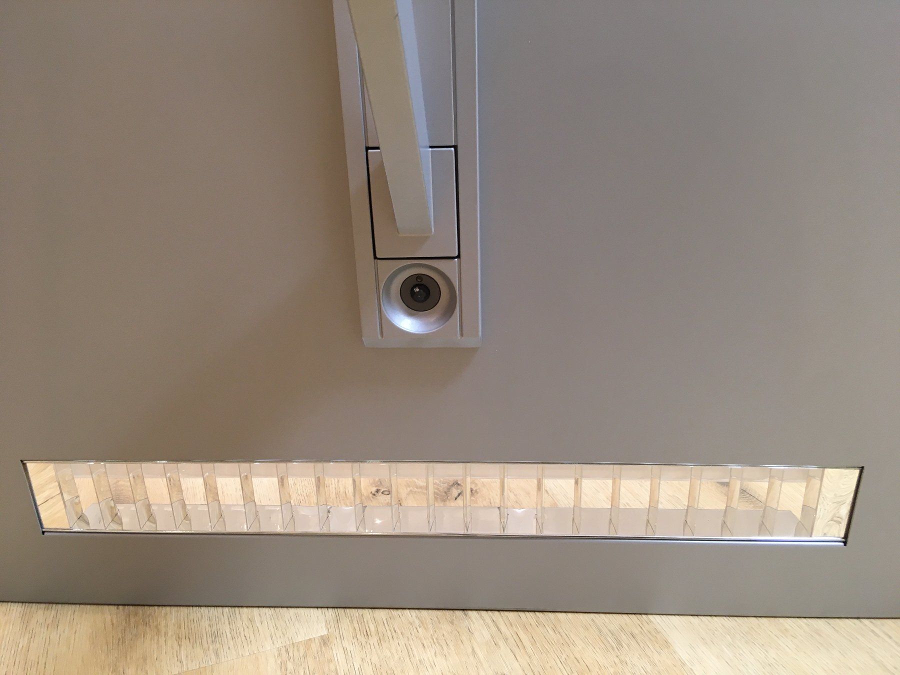 Lampade: Standleuchte mit autom. An- und Ausschaltsensor, dimmbar! – Usato da Schaffhausen venduto da Schweizerschatzkiste 2