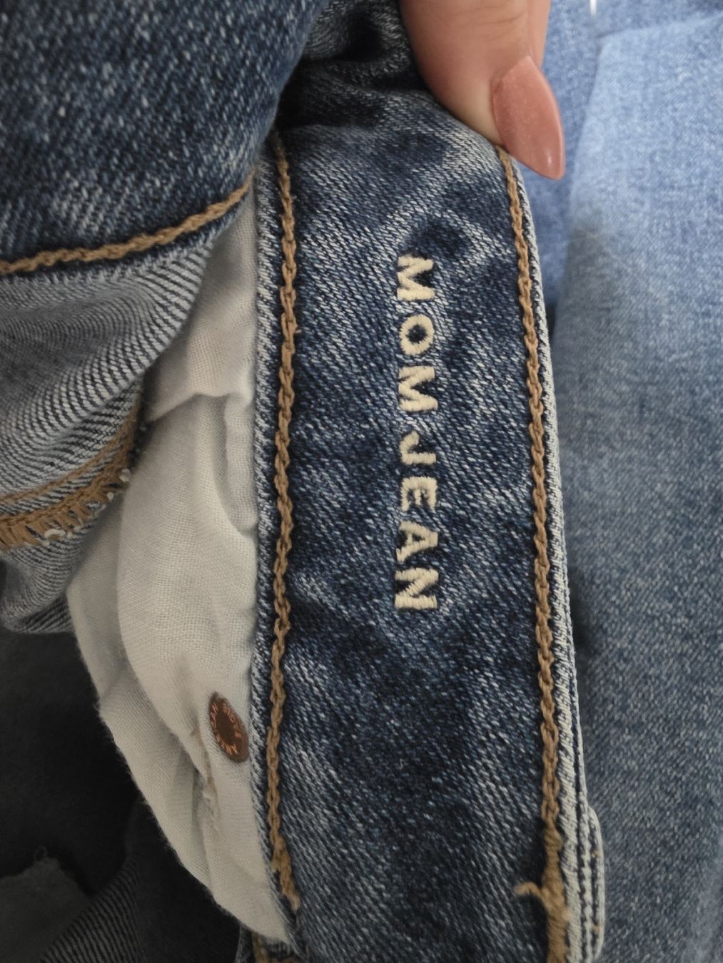 American Eagle Jeans: American Eagle Mom Jeans Blue Size US 2 Regular Cut – Gebraucht aus Hombrechtikon von moonwaterqueen 3