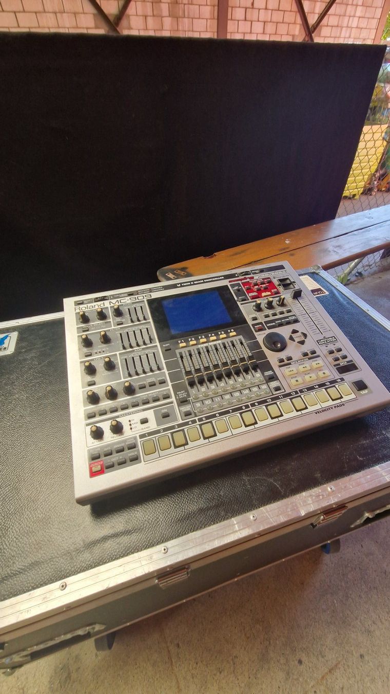 Roland Strumenti musicali: Roland MC 909 – Usato da Zürich venduto da kuka2000