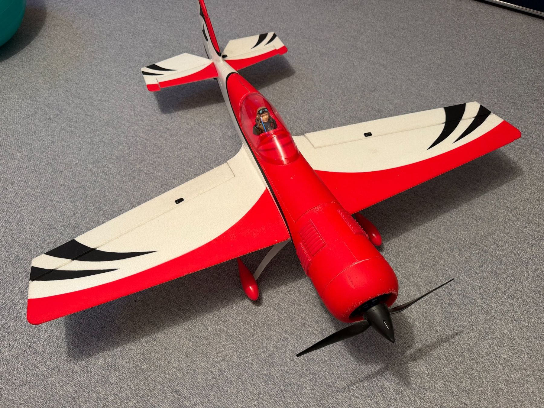 RC Modellbau: Dynam SU-26M EPO 1200mm rot/weiss – Gebraucht aus Laax GR von il_8klkd