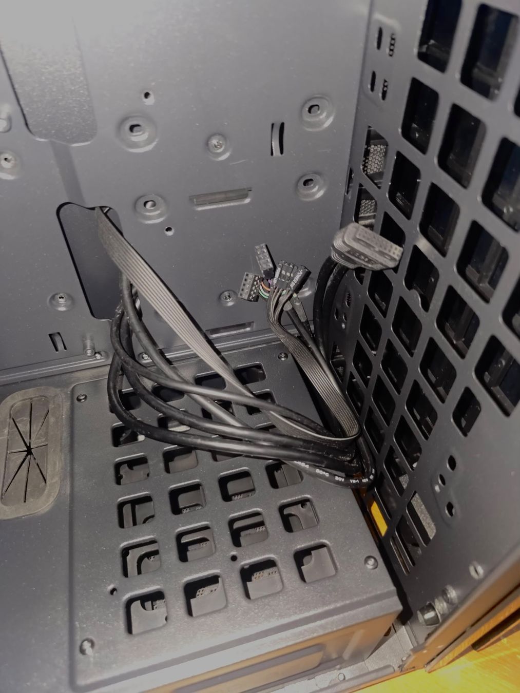 Chieftec Gehäuse: Boîtier PC noir bon état – Gebraucht aus Courtion von RuiBraga 2