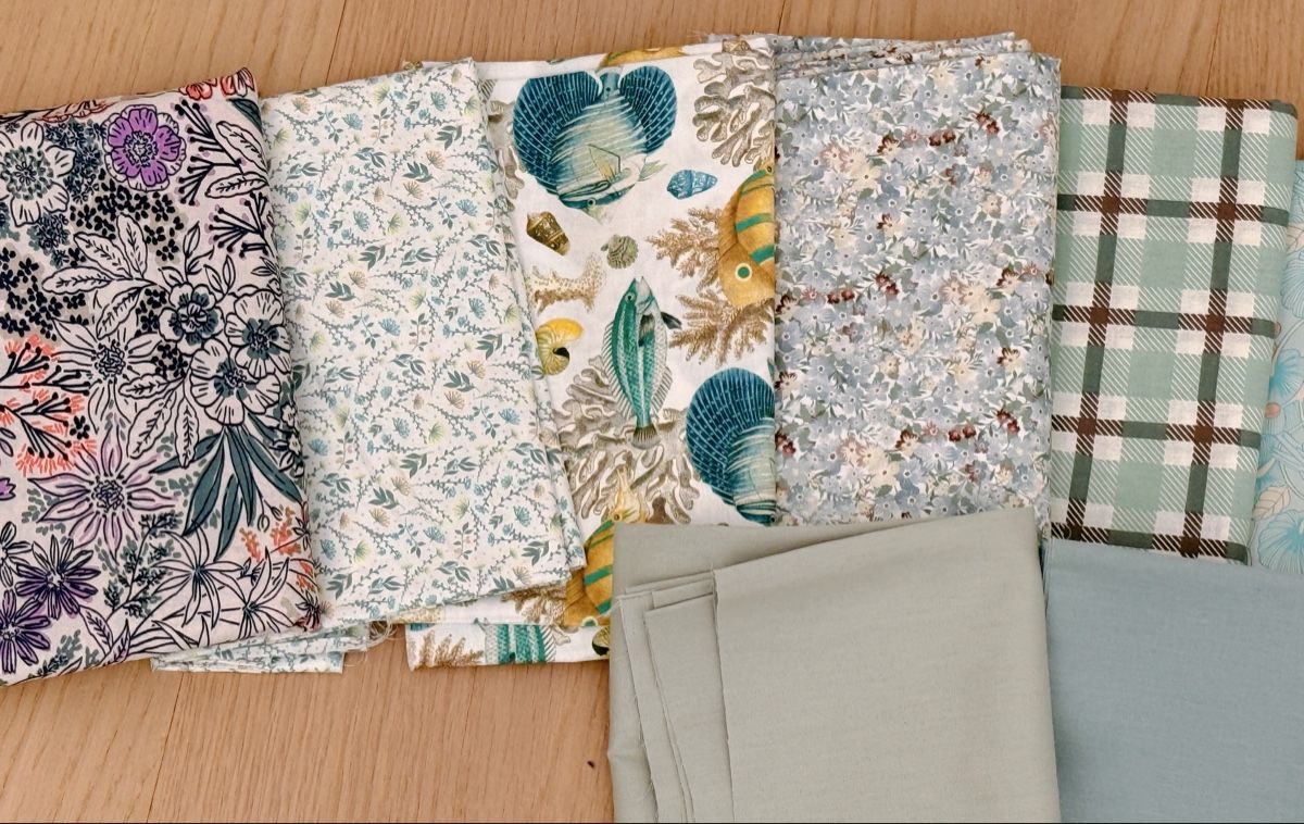 Tessuti: Stoffreste Paket verschiedene Muster und Farben</div> – Nuovo (secondo la descrizione) da Nottwil venduto da CandyCaty 7