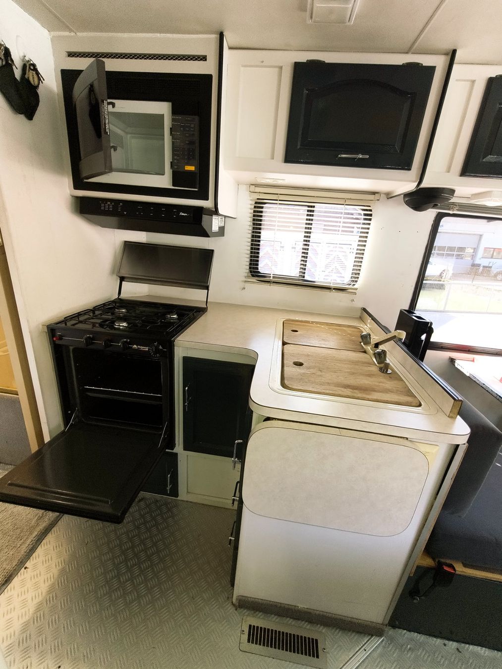 Chevrolet Camping Fahrzeuge: Chevrolet Challenger Camper/Tiny House – Gebraucht aus Etzelkofen von madafaka_06 6