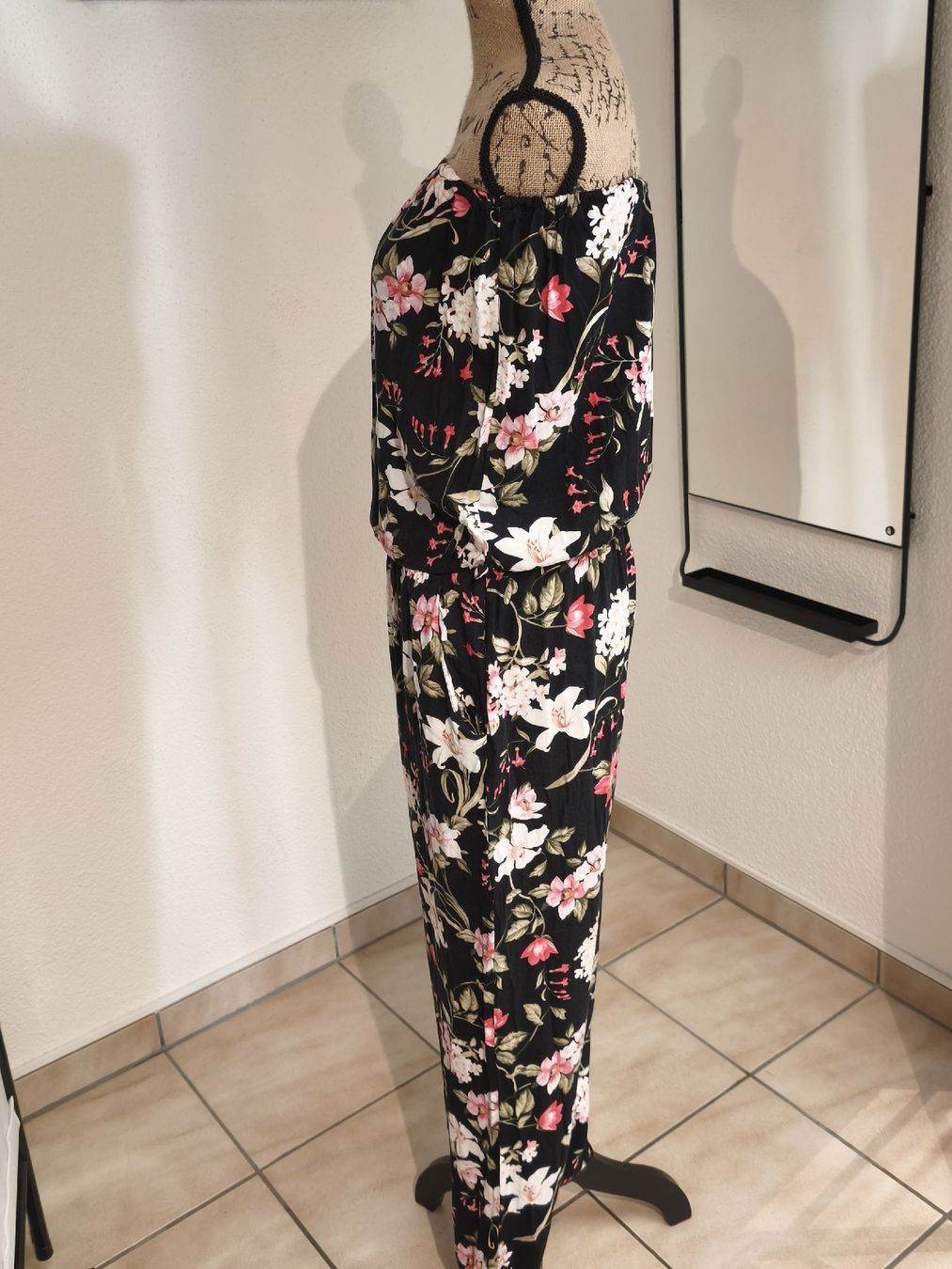 Tute: Damen Jumpsuit Chicoree Grösse M Blumenmuster – Usato da Emmetten venduto da SecondhandSiska 1