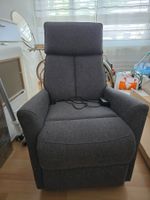 Bequemer grauer, elektrisch verstellbarer Relaxsessel. Top!