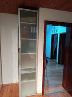 Schrank mit Glastür
