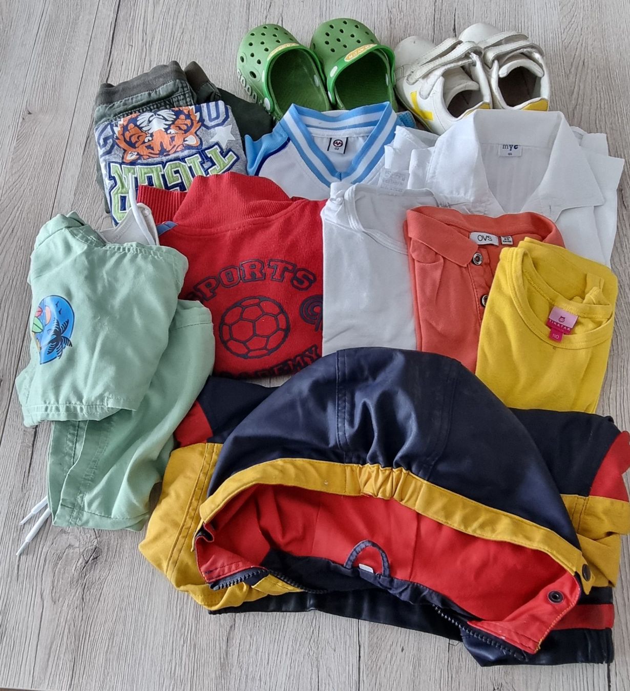 Lotti & Set di vestiti: Jungen Kleiderpaket gr.104 – Usato da Grossdietwil venduto da GNOM313