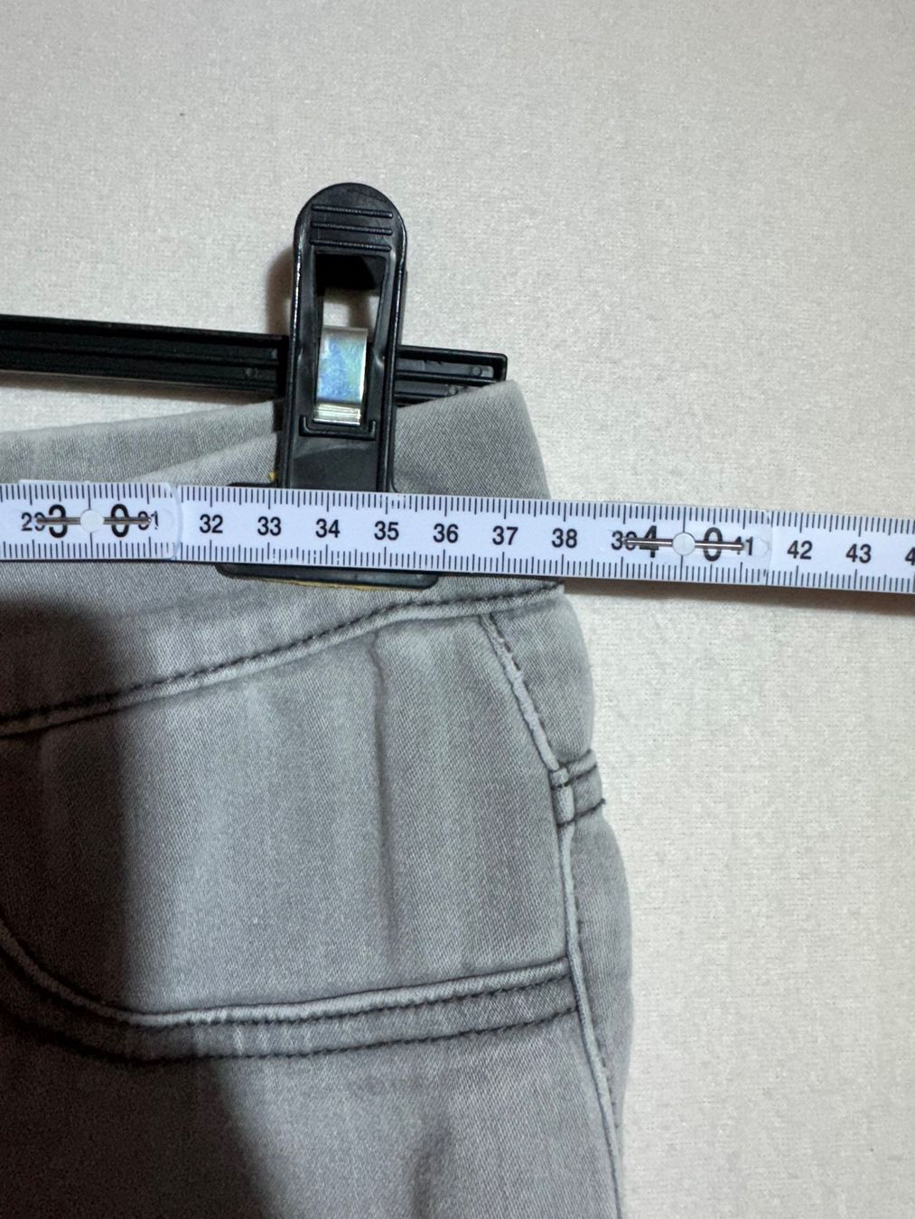 H&M Jeans: Hellgraue Jeans mit Gummizug von H&M Gr. 38 – Usato da Grosswangen venduto da SALE_SALE_SALE 4