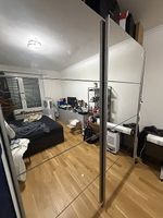 Moderner Schiebetüren-Kleiderschrank mit Spiegel