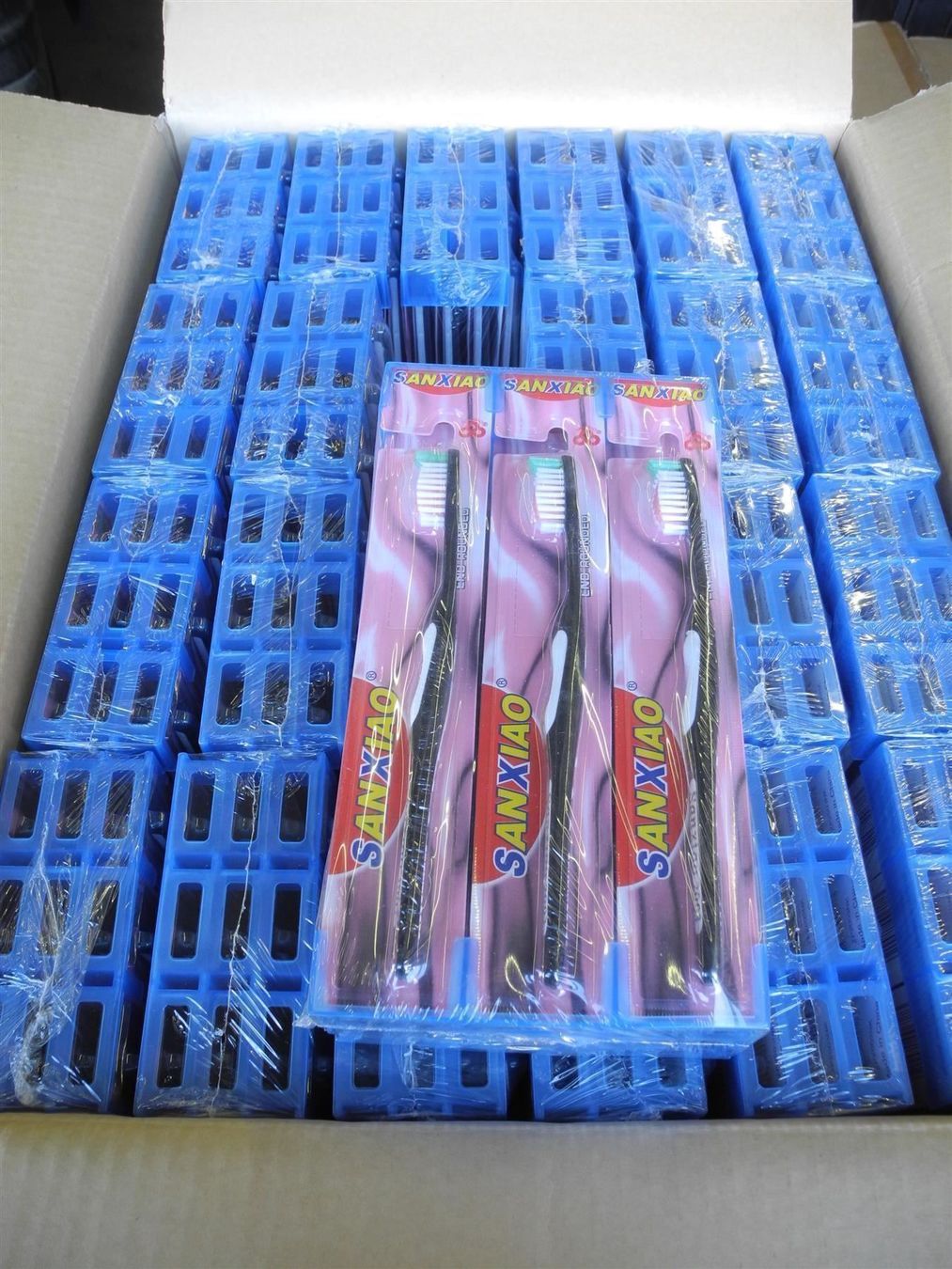 Soins dentaires: 288 Zahnbürsten schwarz – Neuf avec emballage d'origine à Kottwil par Crazyrolf