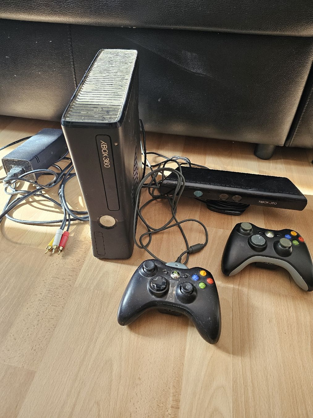 Microsoft Console: Xbox 360 S mit Kinect Kamera – Usato da Seuzach venduto da hwulf