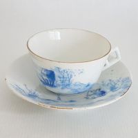 Antike Mokkatasse und Untertasse mit Landschaften in blau