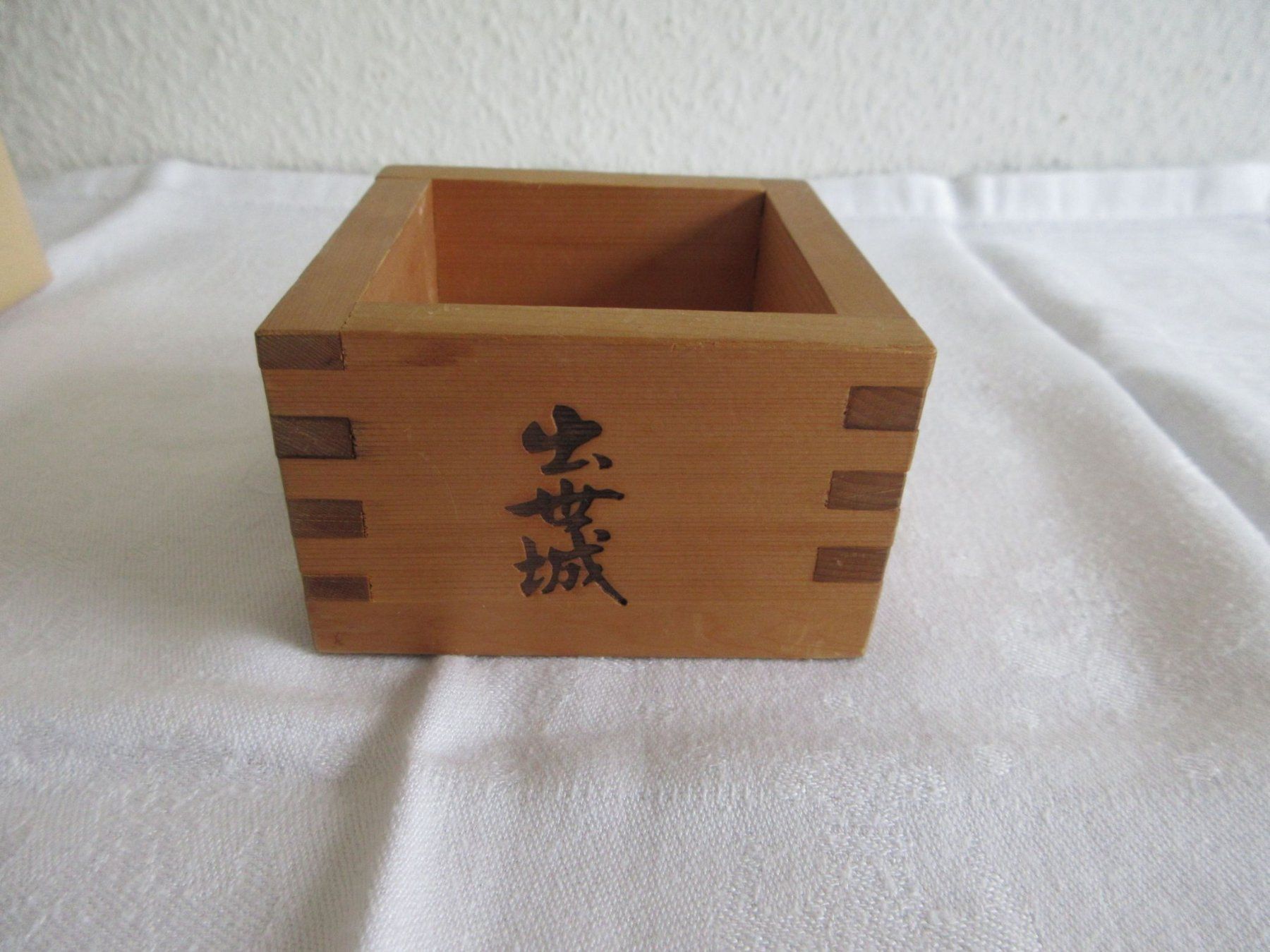 Bevande alcoliche: Alter japanischer Sake, ungeöffnet, mit Holzbecher – Usato da Binningen venduto da tempipassati 6