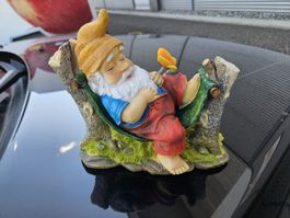 Gartenzwerg schlafend in Hängematte mit Schmetterling Figur