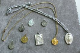 Lot 8 Kettenanhänger Heiligenmedaillen 2x Maria Einsiedeln