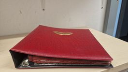 Münzalbum mit Münzen in rotem Einband, viele verschiedene 