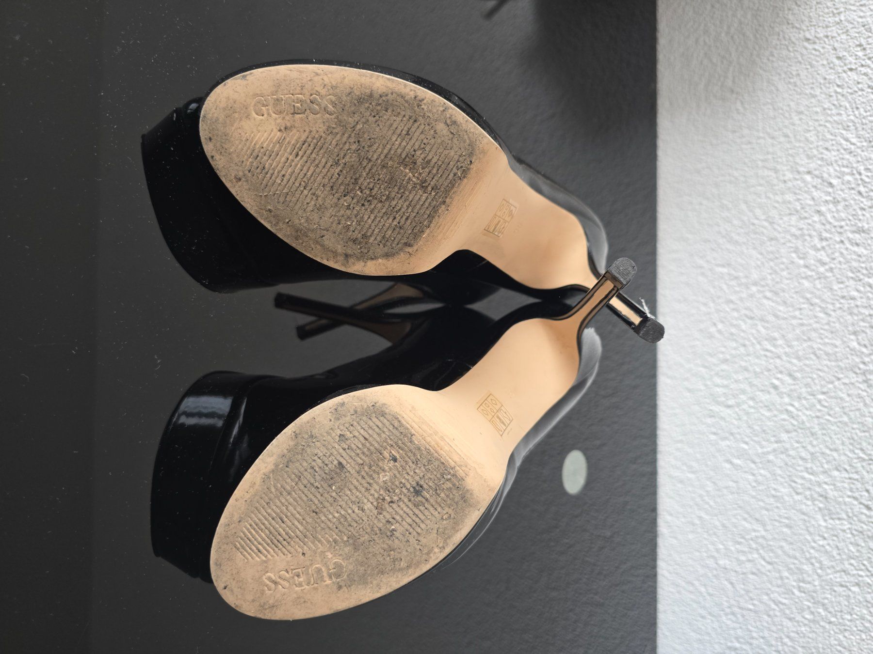 Damenschuhe: Guess Lack Pumps, Schwarz, Gr. 38 – Gebraucht aus Niedergösgen von and_zvh2 4