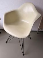 Vitra Eames Fiberglas Armchair mit „Eiffelturmuntergestell“