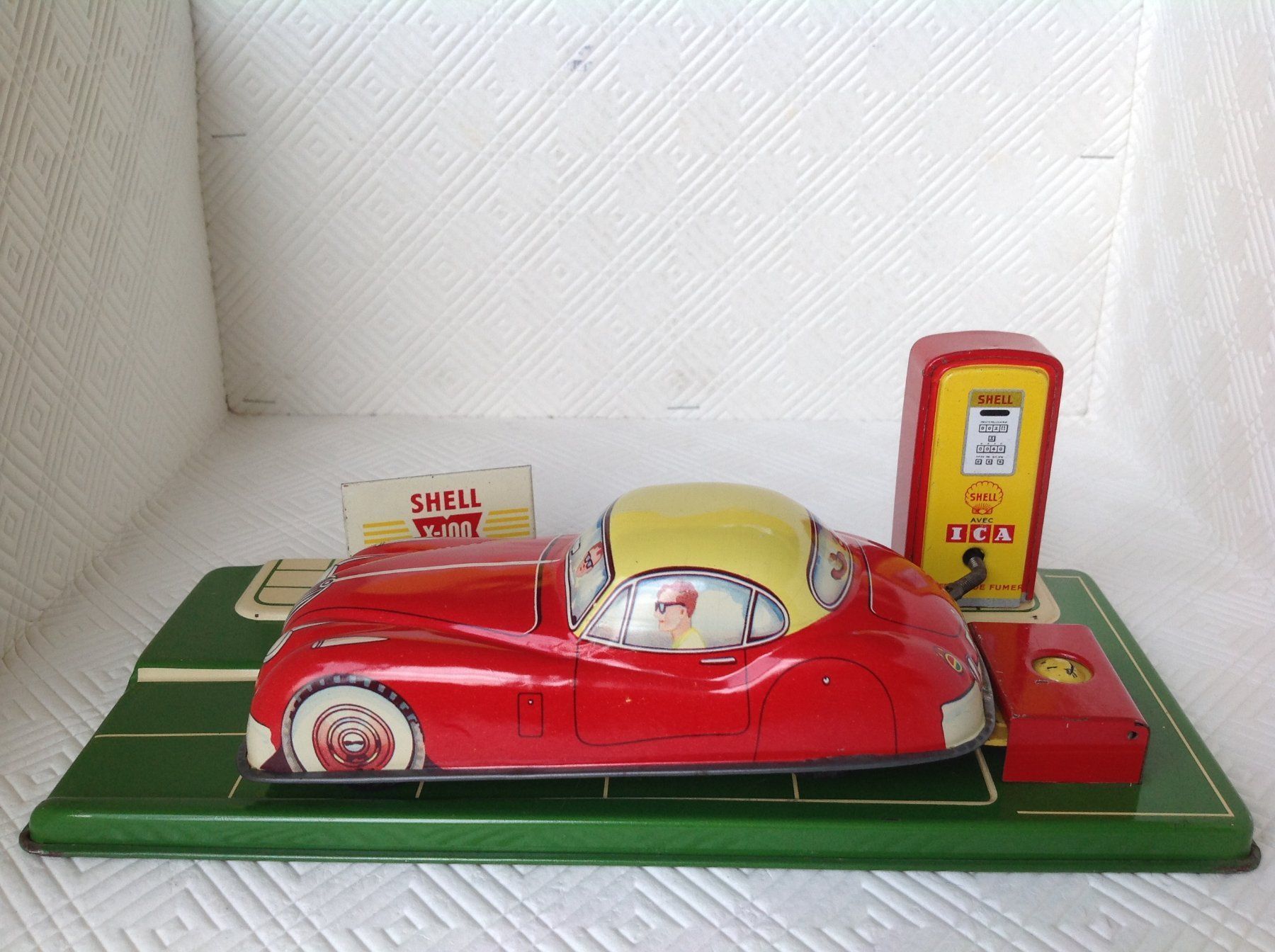 Giocattoli: Oldtimer Altes Blechauto , Jaguar XK mit SHELL Tankstelle – Usato da Seuzach venduto da Jage 4