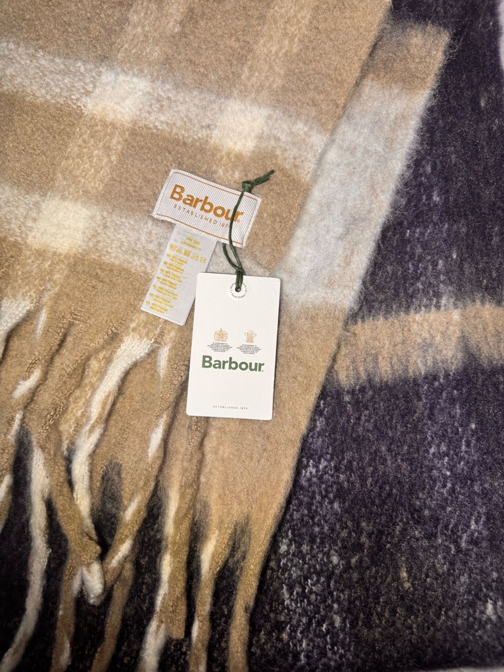 Barbour Foulard & Sciarpe: Barbour ISLA TARTAN BOUCLE SCARF - Schal – Nuovo e nell'imballaggio originale da Zürich venduto da luxuryoutlet1 6