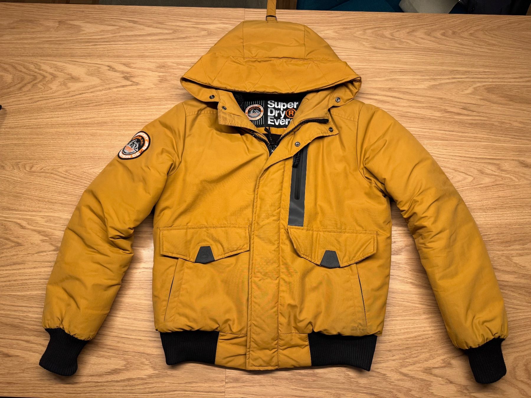 Superdry Giacche: Veste Superdry Everest, couleur moutarde – Usato da Palézieux venduto da arathilion