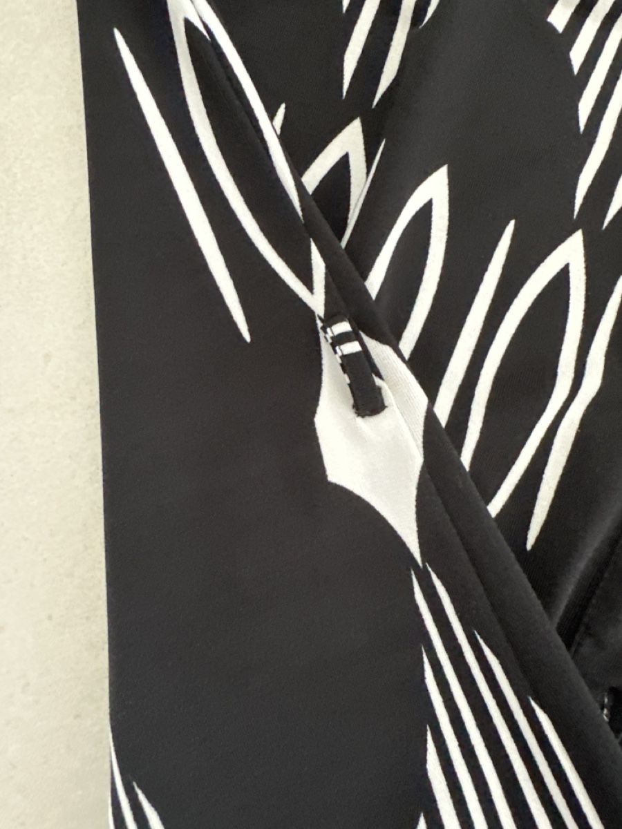 Blusen: Damen Bluse schwarz / weiss – Gebraucht aus Zug von Hehe 1