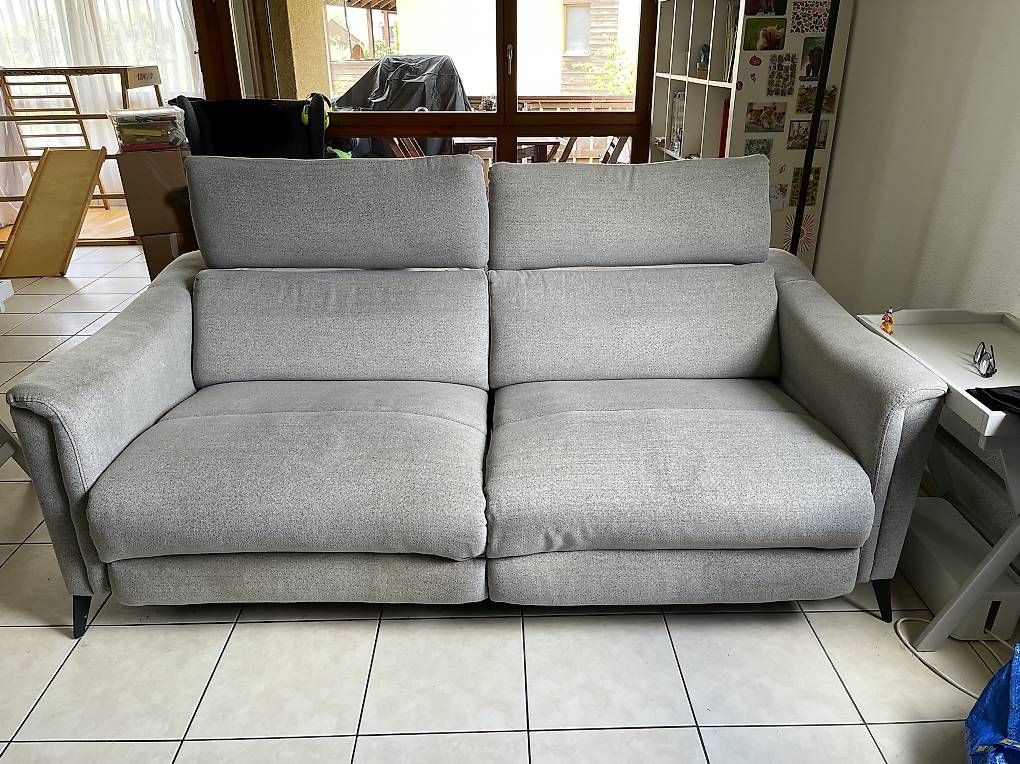 Divani: Sofa mit Liegefunktion – Usato da Steffisburg venduto da reb_z5mh