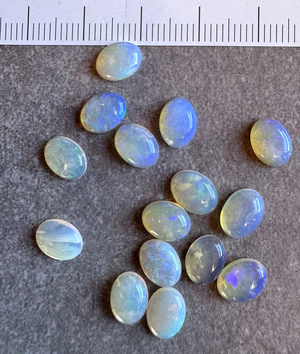 Fossili: 15  Stk  Cabochons Opal  Tropfen   echt winzig OPALE  SET – Nuovo e nell'imballaggio originale da Leuggern venduto da gemshow 5