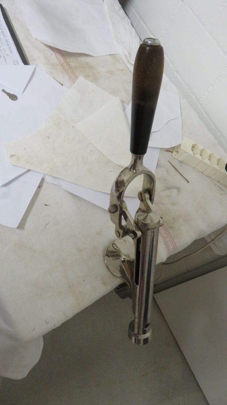 Rapid Apribottiglie & Tappi per chiusura: Korkenzieher Tischmodell Marke RAPID Swiss made – Usato da Wetzikon ZH venduto da morda1954