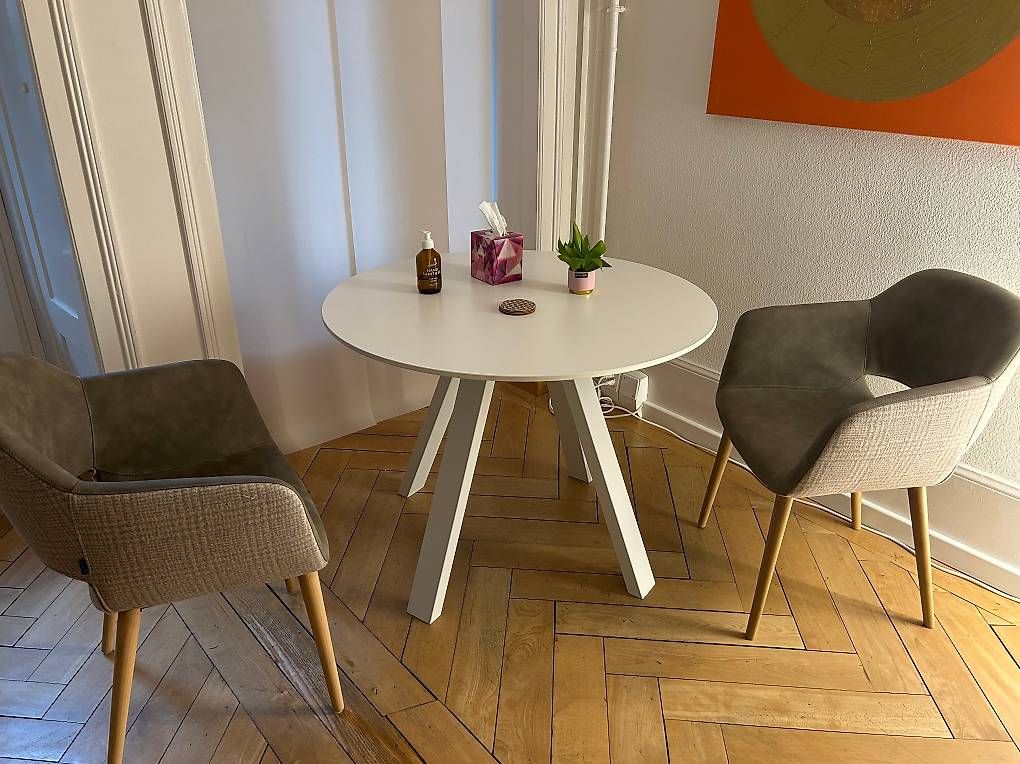 Tische: Hochwertiger runder designer Esstisch  modern & robust – Gebraucht aus Luzern von and_95qv