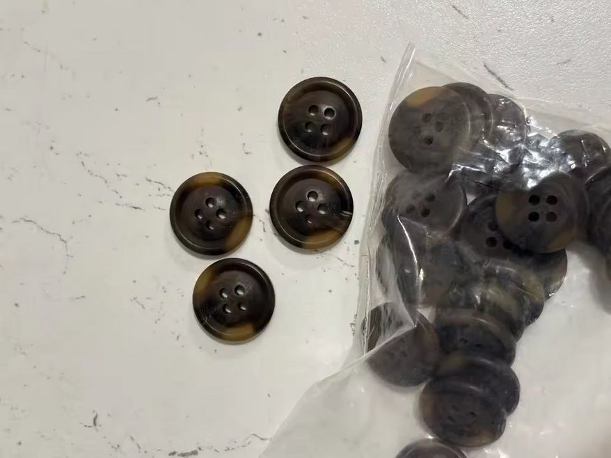 Knöpfe: 100x Knöpfe Kunstharz 4 Löchern, 25 mm - boutons en résine – Neu und originalverpackt aus Bussigny von NATURALO