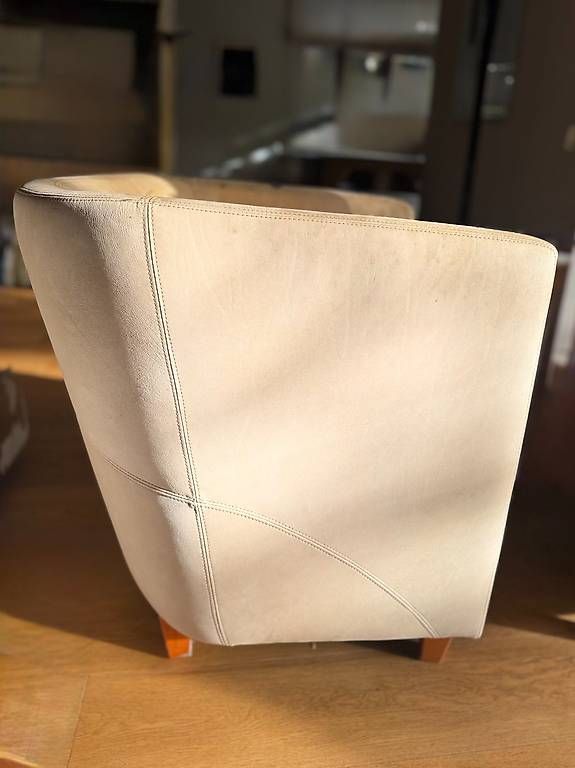 Sessel: Deux fauteuils "crapaud" en cuir jaune/beige clair – Gebraucht aus Le Mont-sur-Lausanne von Fcortex 2