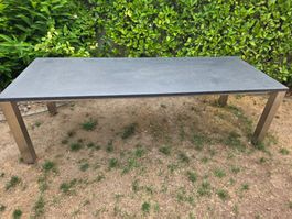 Granittisch schwarz mit Chromgestell auf Rollen