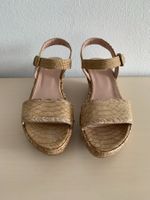 STUART WEITZMAN: Neue helle Wedge-Sandale, Kroko-Prägung, 37