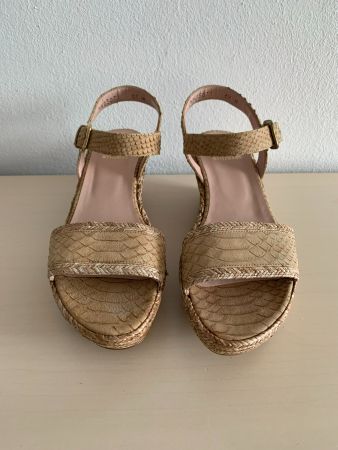 STUART WEITZMAN: Neue helle Wedge-Sandale, Kroko-Prägung, 37