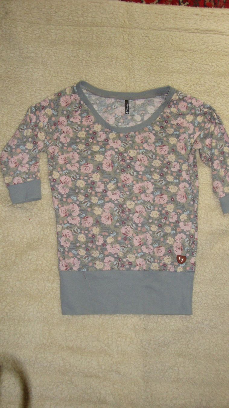 T-shirt: 3/4 Arm Shirt im Blumenmuster – Usato da Laufen venduto da ereli