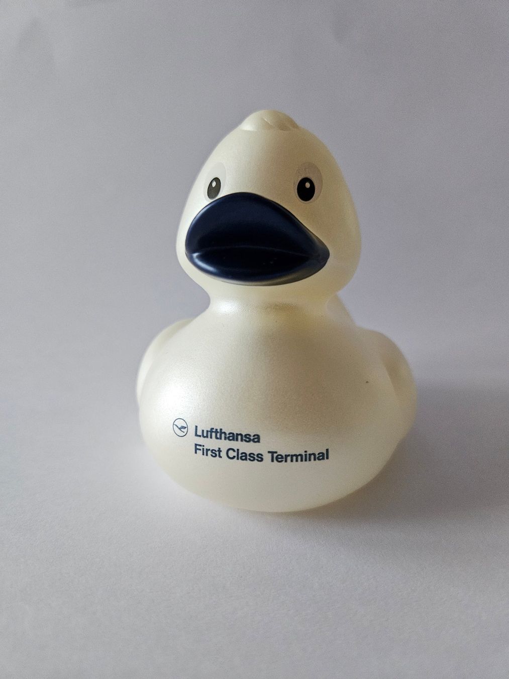 Lufthansa Giocattoli: Lufthansa | Swiss First Class Badeente Gummiente Ente – Nuovo (secondo la descrizione) da Amriswil venduto da Alfaromeo007