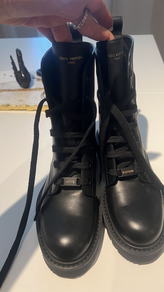 Louis Vuitton Chaussures femmes: Louis Vuitton Territory Flat Ranger Boots – Neuf avec emballage d'origine à Staufen par sib_x8p9 2