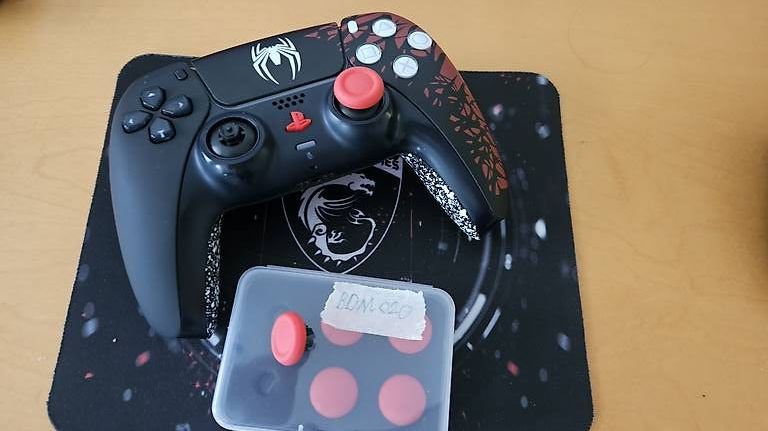 Controller: PS5 Scuf Controller Spiderman TMR Hall Sticks – Usato da Ebmatingen venduto da RetroVans