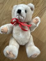Süsser Teddybär mit roter Schleife sucht neues Zuhause