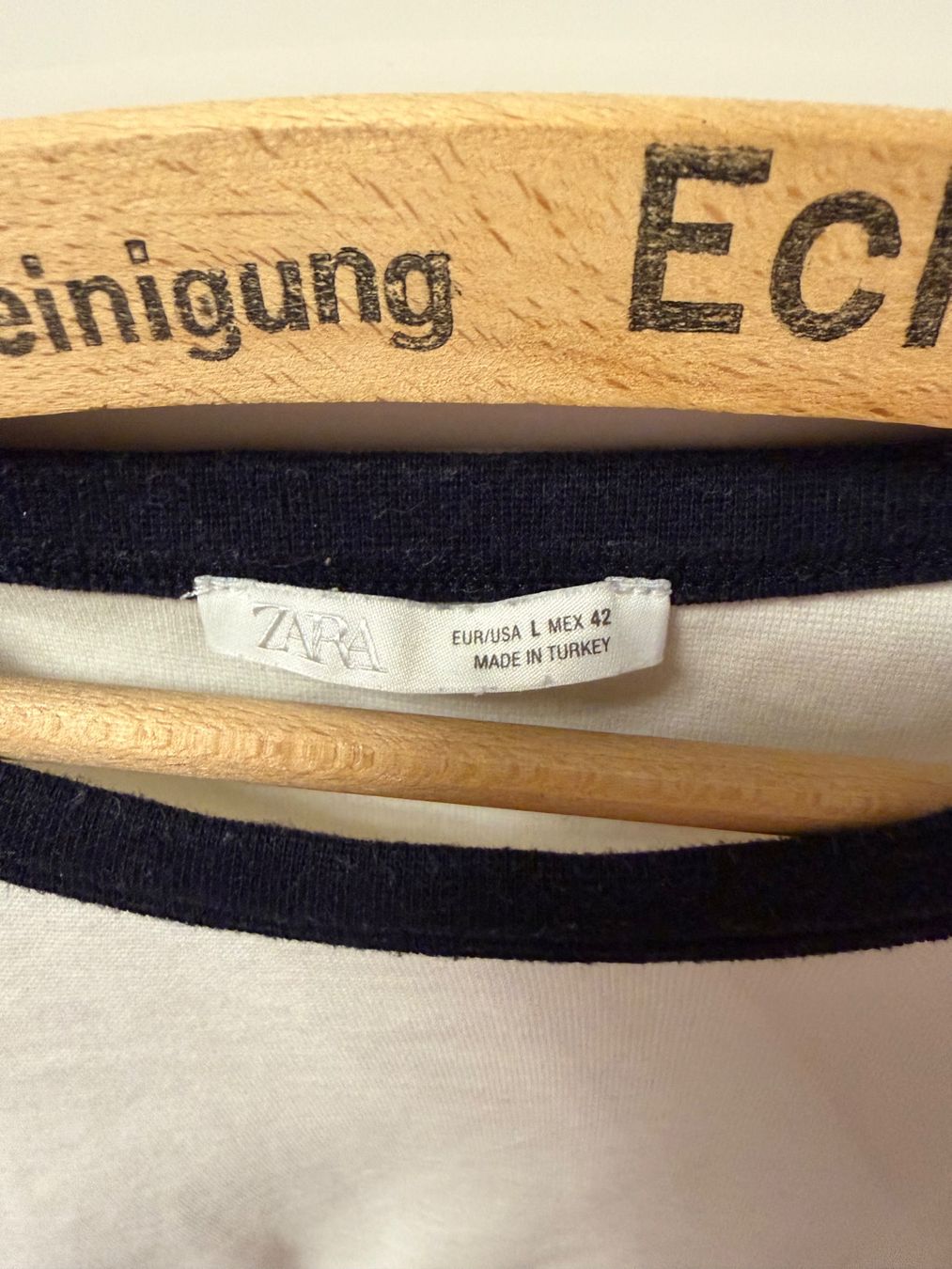 Zara T-Shirts: Zara Basic T-Shirt, Grösse L, Weiss mit schwarzen Details – Gebraucht aus Basel von vlo_5wjf 1