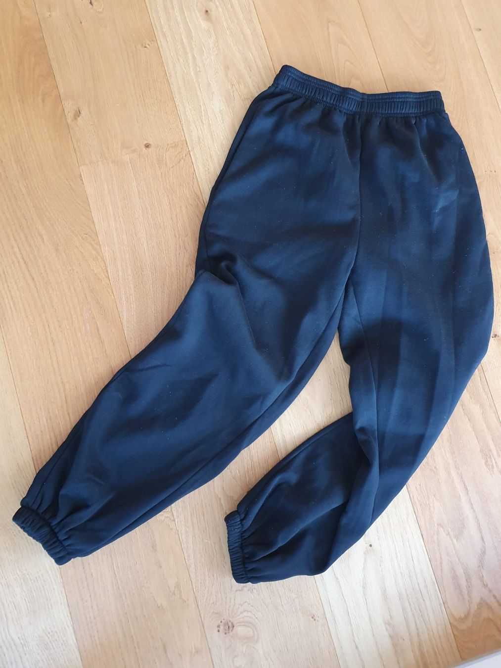 Pantaloni: schwarze Trainerhose, Gr. S – Usato da Pfyn venduto da ka.we