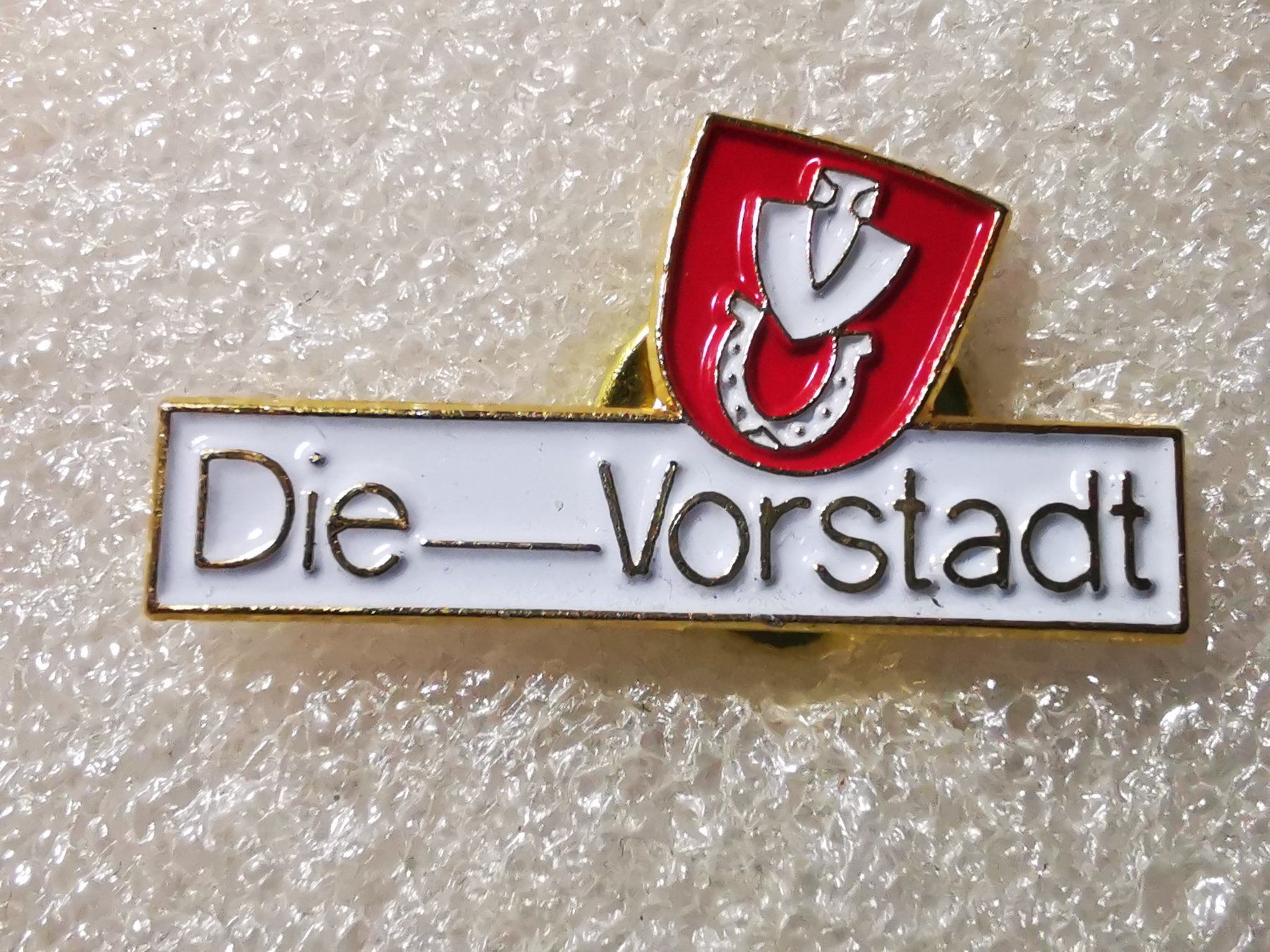 Placchette & Badge: Ansteckpin 15: Die Vorstadt – Usato da Oppligen venduto da Pin-Fall-Shop