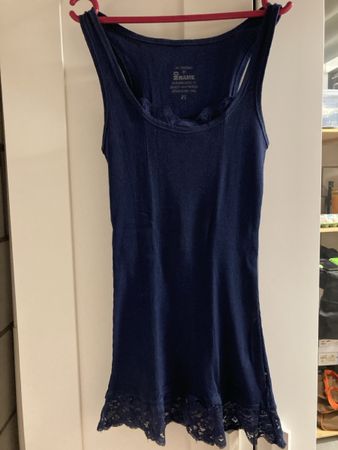 Blauer Top