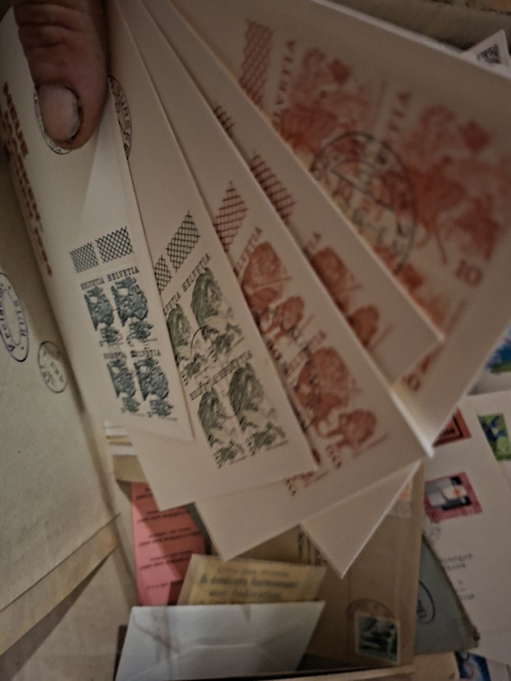 Alle Briefmarken: Schachtel voll mit Belege / Briefe eca  – Gebraucht aus Balgach von SIMEON27 1