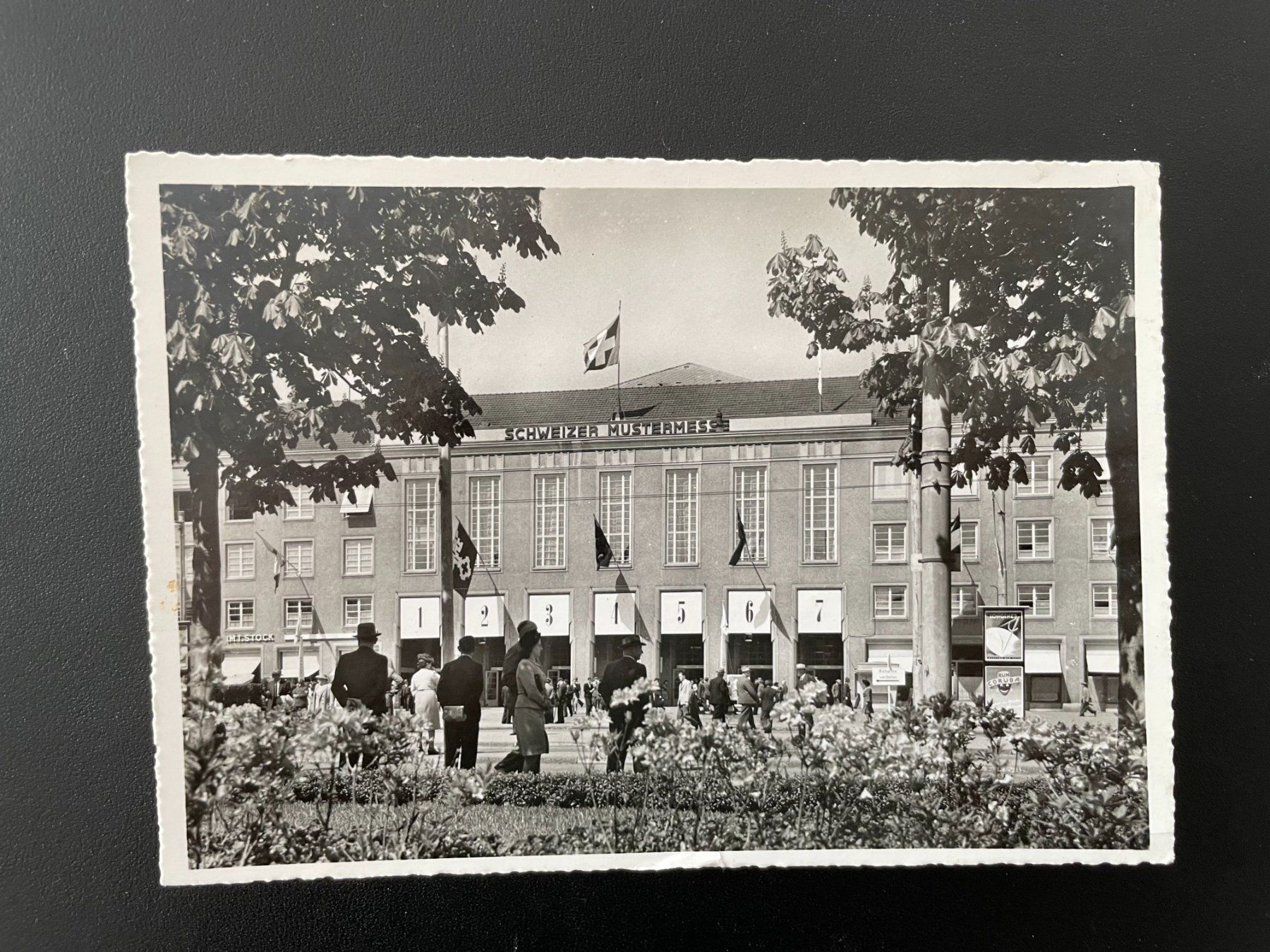 Cartoline postali: AK BS Basel, Mustermesse, Frontansicht mit Blumen – Usato da Thal venduto da Danny82