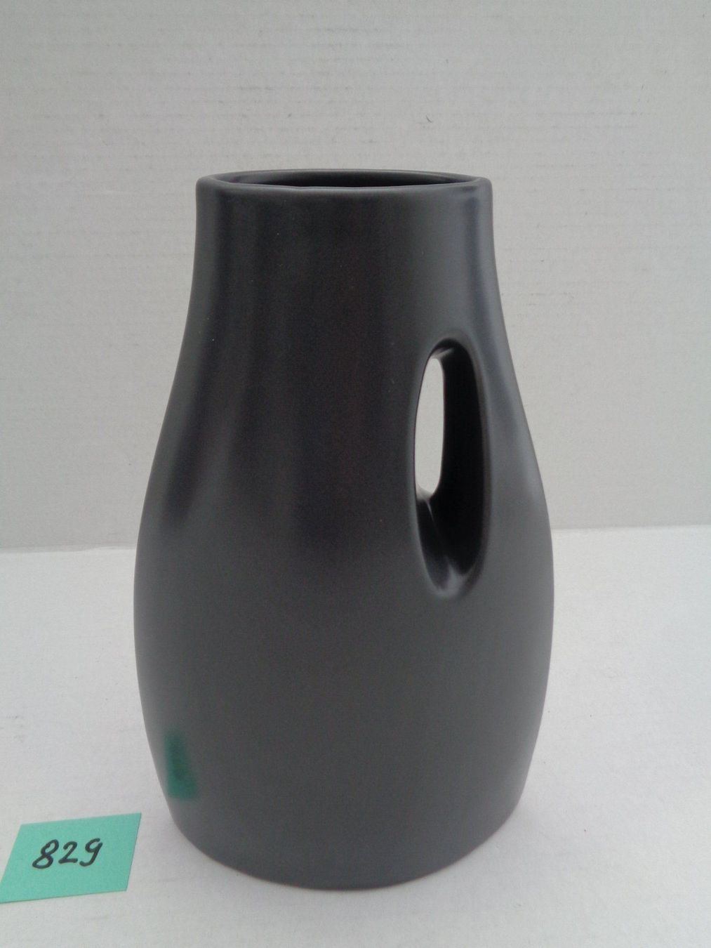 Vasi & Recipienti: Keramik - Designer Vase mit Loch – Usato da Chur venduto da omonia